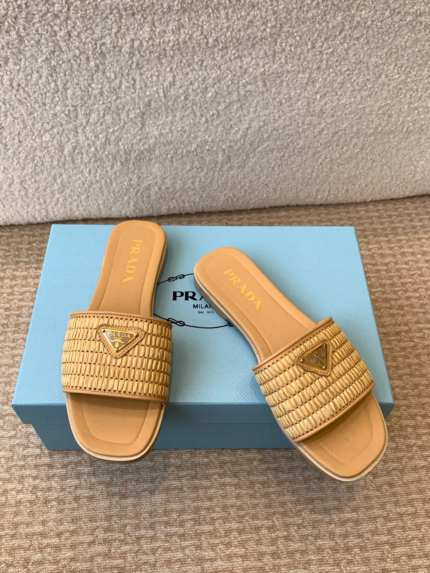 👟👟Ex-factory price 420👟👟 Prada 25ss new spring and summer Prada woven slippers Modern lines and original architectural volumes define these complex charms. The iconic geometric shape of the Prada triangle inspires the heel design, highlighting the taper and soft curves with a unique modern touch.  Upper: original woven upper, lining cowhide, outsole: Italian genuine leather outsole Size: #35-42 (40, 41, 42 customized, non-refundable)